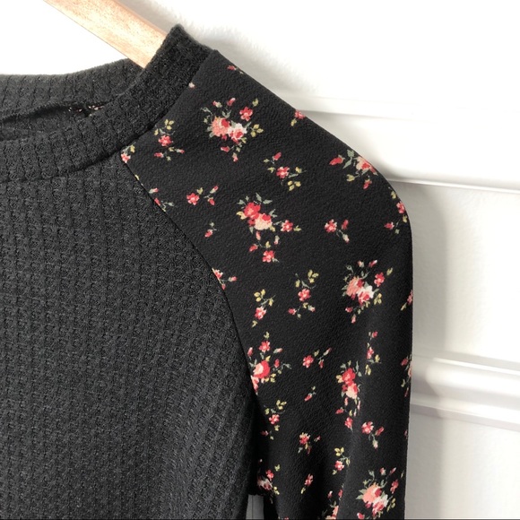 Beautiful Waffle Floral Sleeve Top - NEW! - Picture 3 of 4